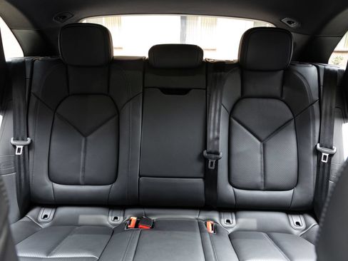 Certified 2026 Porsche Macan AWD/4WD image 29