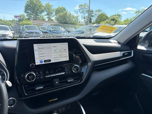 Used 2023 Toyota Highlander XLE AWD/4WD image 9
