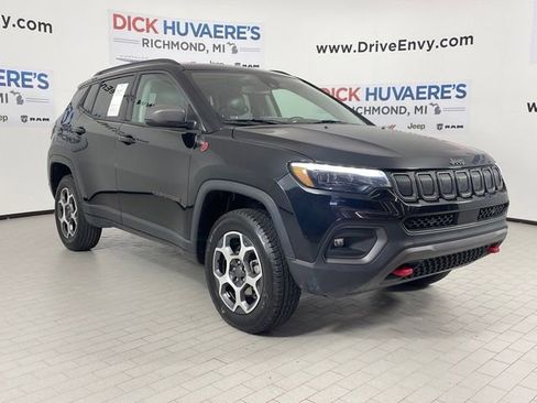 Used 2022 Jeep Compass Trailhawk w/ Trailhawk Elite Group AWD/4WD image 3