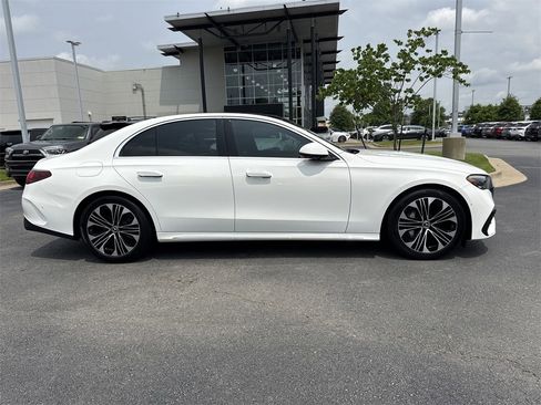 Used 2025 Mercedes-Benz E 350 4MATIC Sedan image 2
