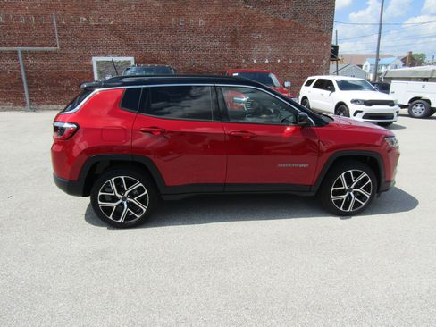 Used 2025 Jeep Compass Limited AWD/4WD image 2