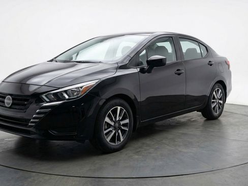Used 2025 Nissan Versa SV image 3