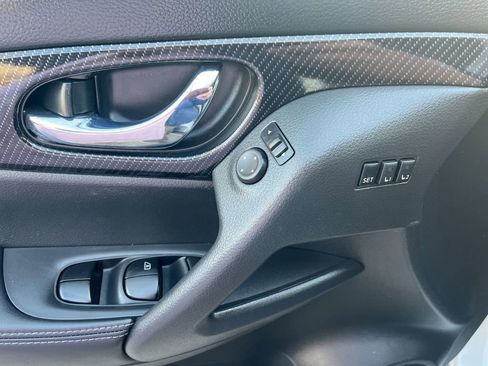 Used 2018 Nissan Rogue SL w/ Premium Package image 13