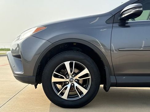 Used 2018 Toyota RAV4 XLE FWD image 5