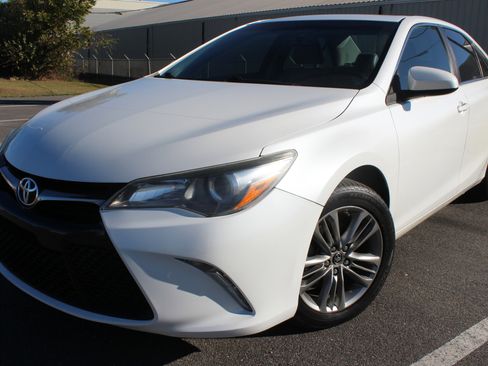 Used 2017 Toyota Camry SE w/ Moonroof Package image 13