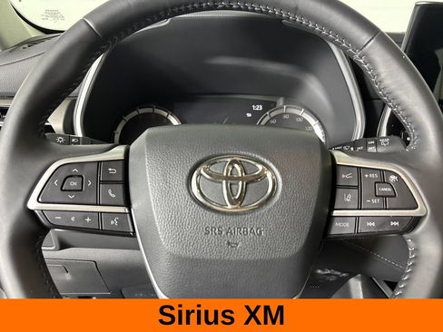 Used 2024 Toyota Highlander XLE AWD/4WD image 16