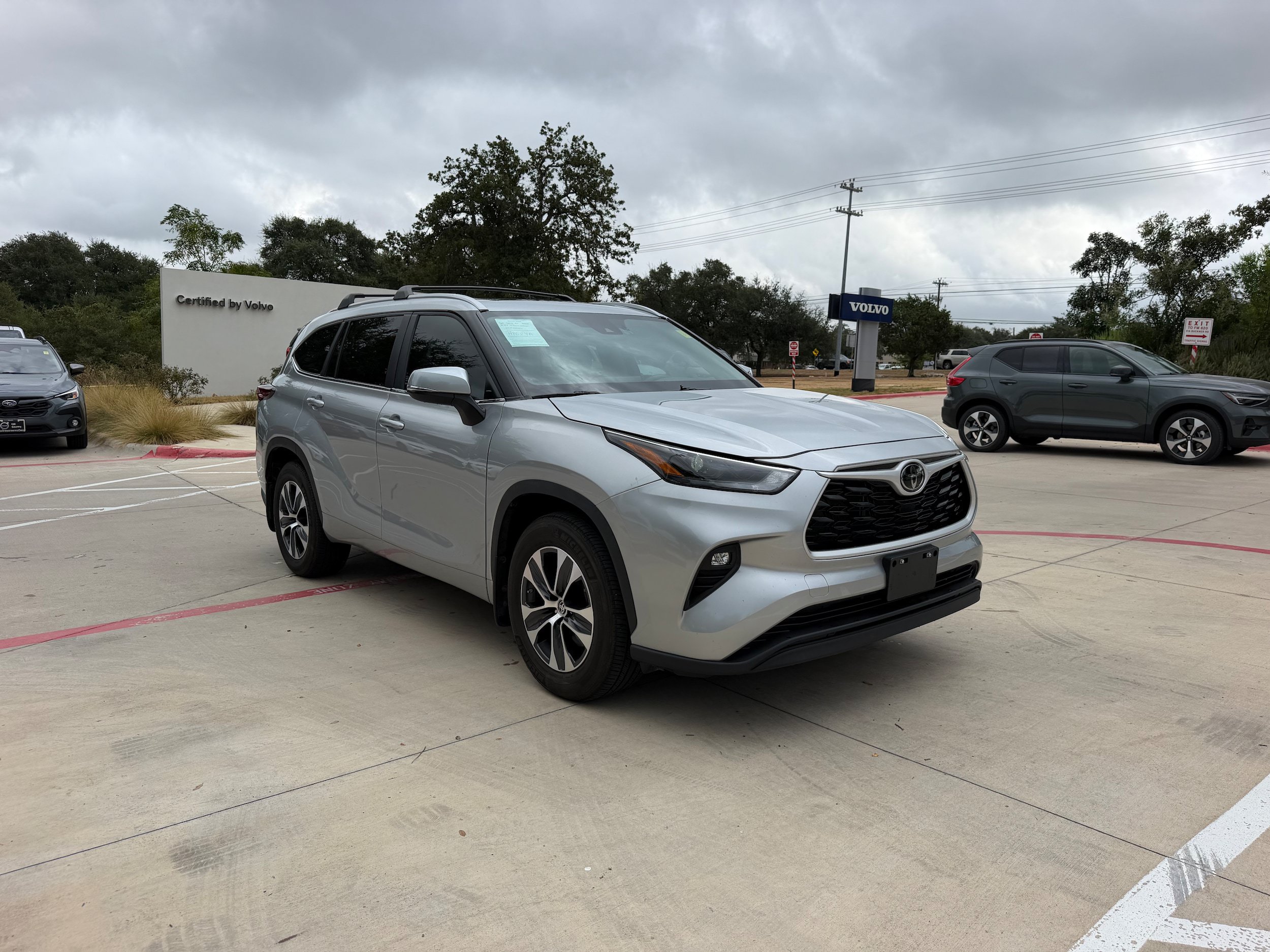 Used 2024 Toyota Highlander XLE FWD image 7