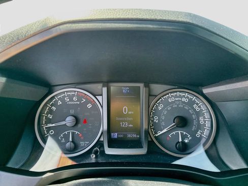 Used 2020 Toyota Tacoma TRD Off-Road w/ Technology Package AWD/4WD image 14