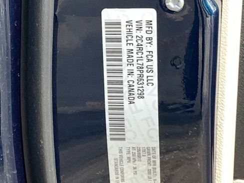 Used 2023 Chrysler Pacifica Touring-L image 10