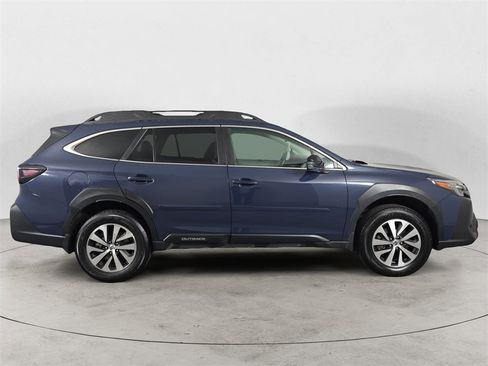 Used 2025 Subaru Outback Premium image 6