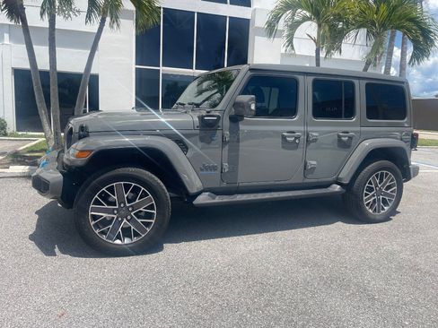 Used 2023 Jeep Wrangler Unlimited Sahara AWD/4WD image 30