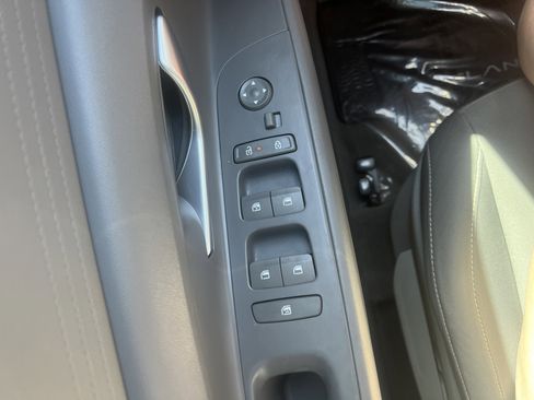 Used 2025 Hyundai Elantra Hybrid FWD image 17