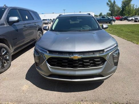 Used 2025 Chevrolet Trax LT w/ Driver Confidence Package FWD image 2