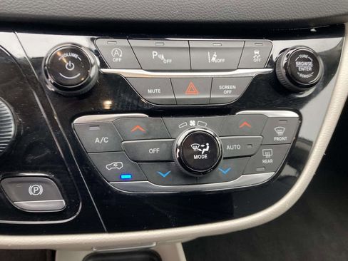 Used 2023 Chrysler Pacifica Touring-L image 25