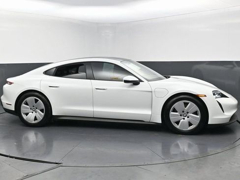 Used 2022 Porsche Taycan image 5