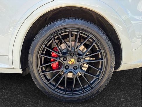 Used 2021 Porsche Cayenne GTS w/ Premium Package image 16