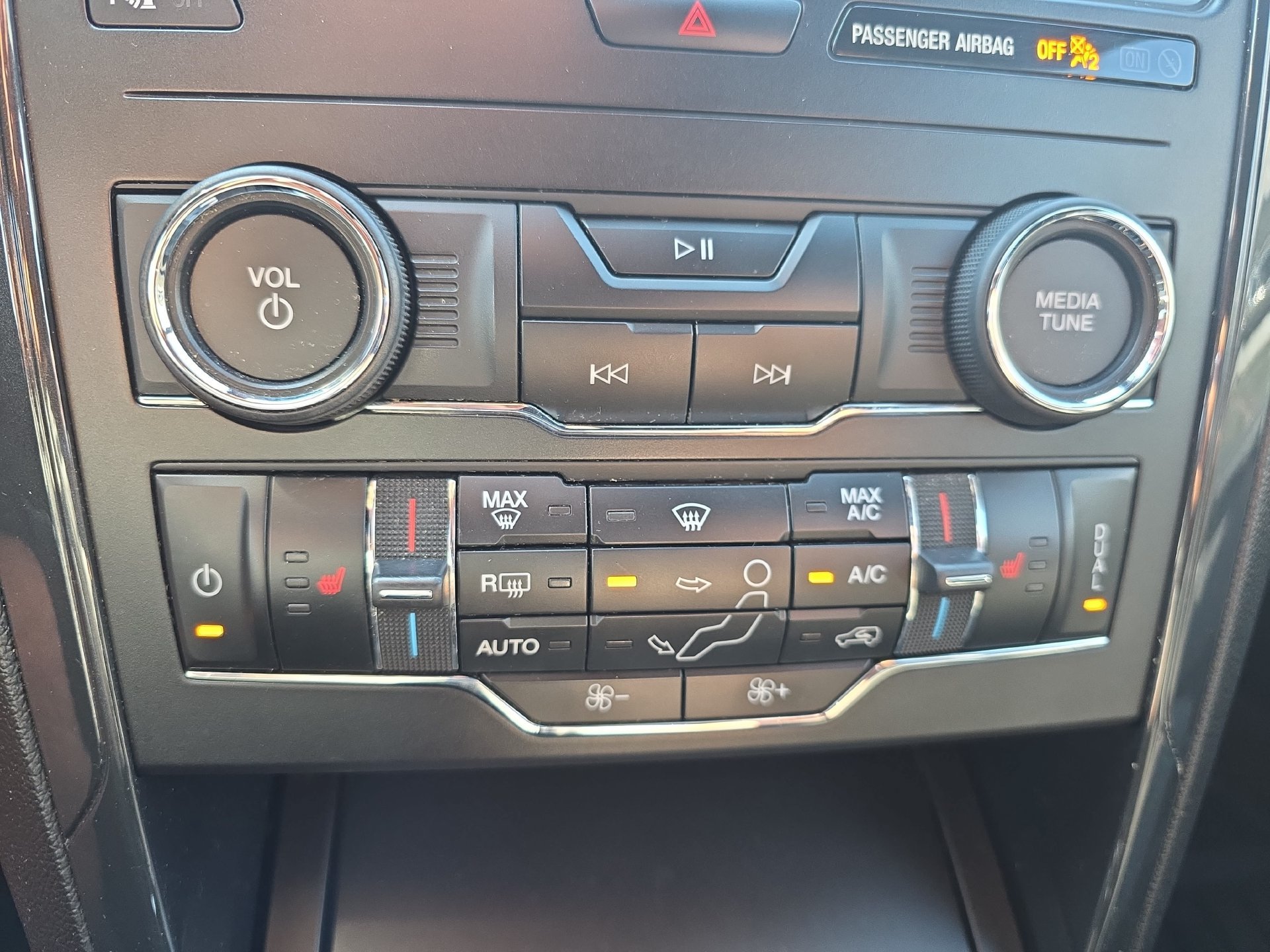 Used 2019 Ford Explorer XLT w/ Equipment Group 202A FWD image 24