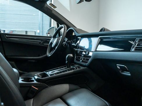 Certified 2026 Porsche Macan AWD/4WD image 31