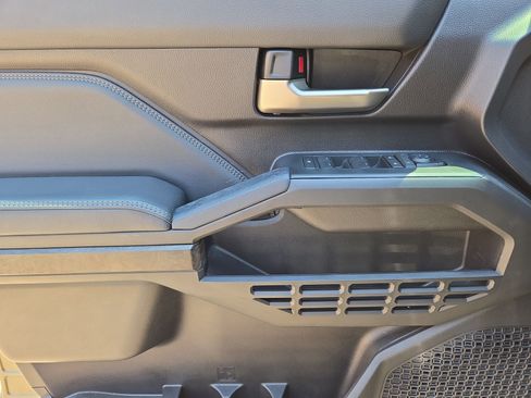 Used 2025 Toyota Tacoma Limited AWD/4WD image 15