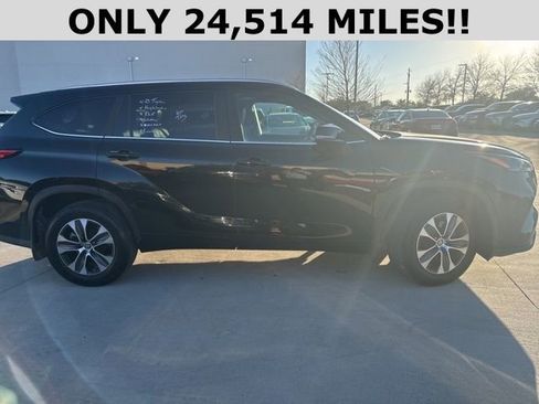 Used 2023 Toyota Highlander XLE image 2