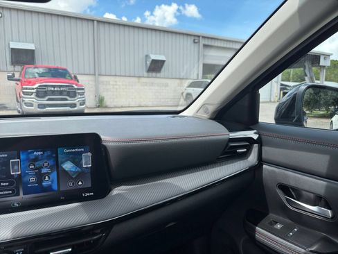 Used 2026 Nissan Kicks SR FWD image 33