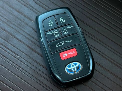Used 2022 Toyota Sienna XLE w/ XLE Plus Package FWD image 43
