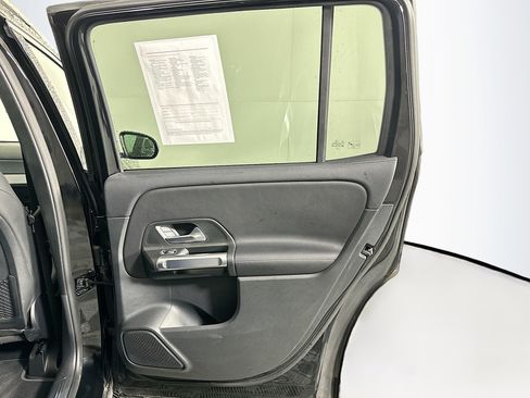 Used 2025 Mercedes-Benz GLB 250 4MATIC image 32