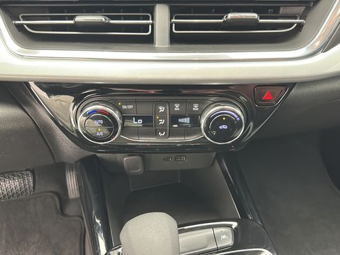 Used 2025 Chevrolet Trax LT FWD image 18