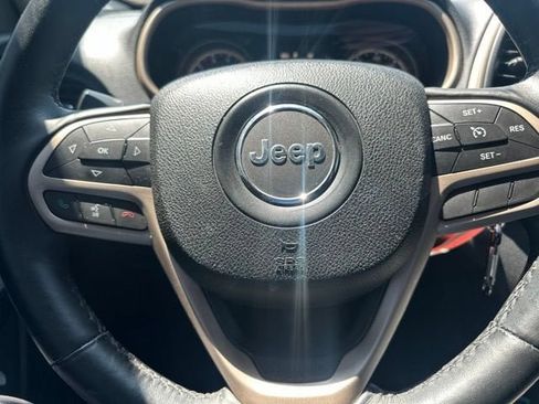 Used 2017 Jeep Cherokee Latitude w/ Safety/Convenience Group AWD/4WD image 14