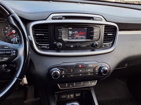Used 2016 Kia Sorento LX w/ LX Convenience Package image 16