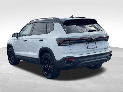 Certified 2025 Volkswagen Taos SE image 5
