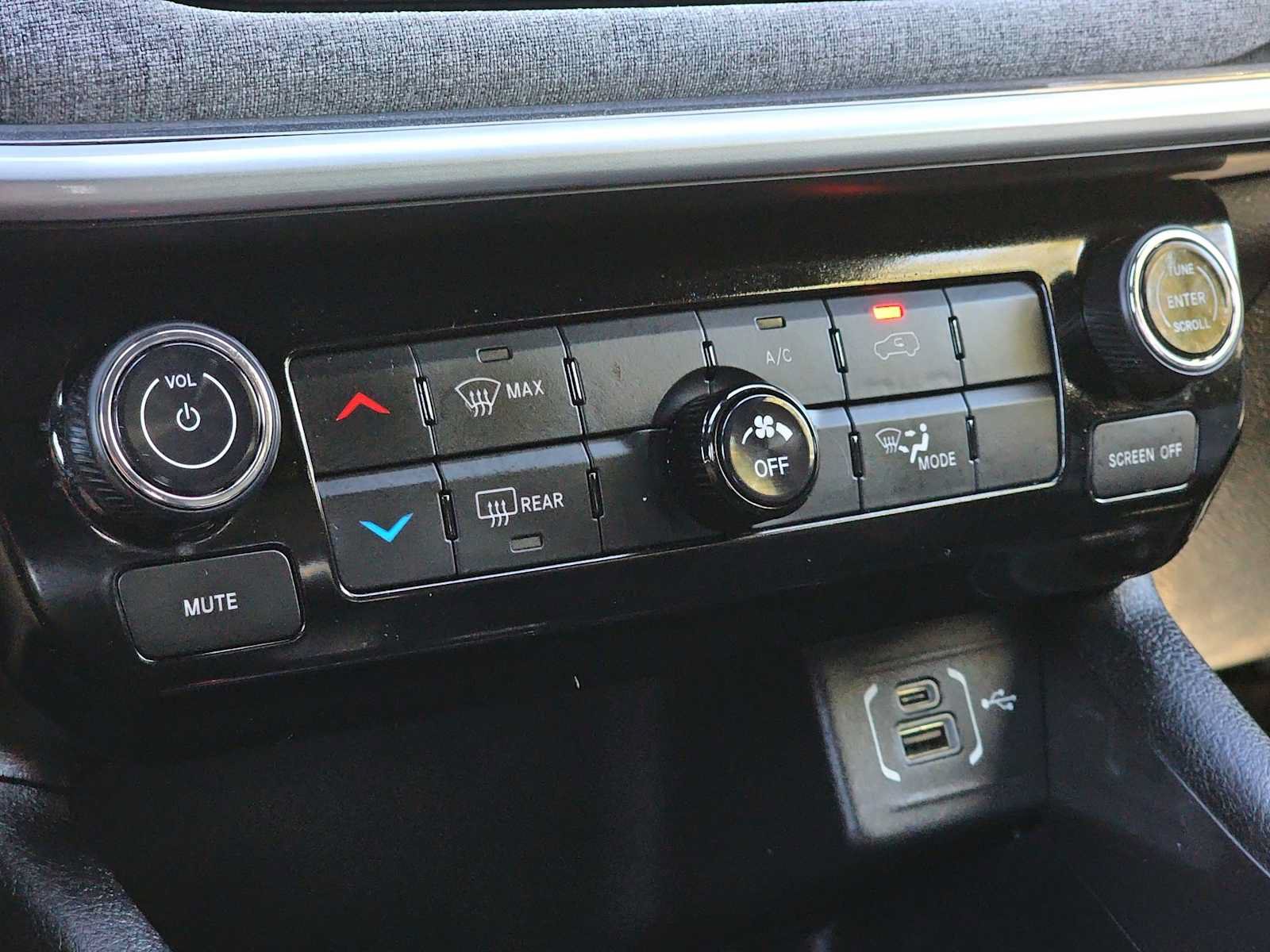 Used 2024 Jeep Compass Latitude AWD/4WD image 14