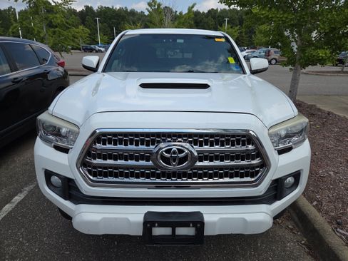 Used 2016 Toyota Tacoma TRD Sport w/ Towing Package AWD/4WD image 9