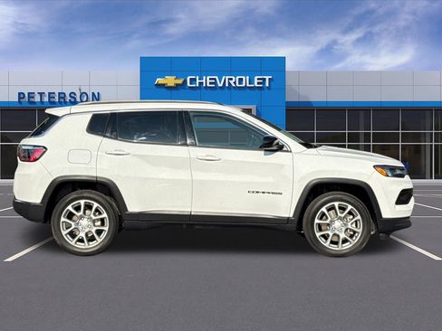 Used 2024 Jeep Compass Latitude AWD/4WD image 3