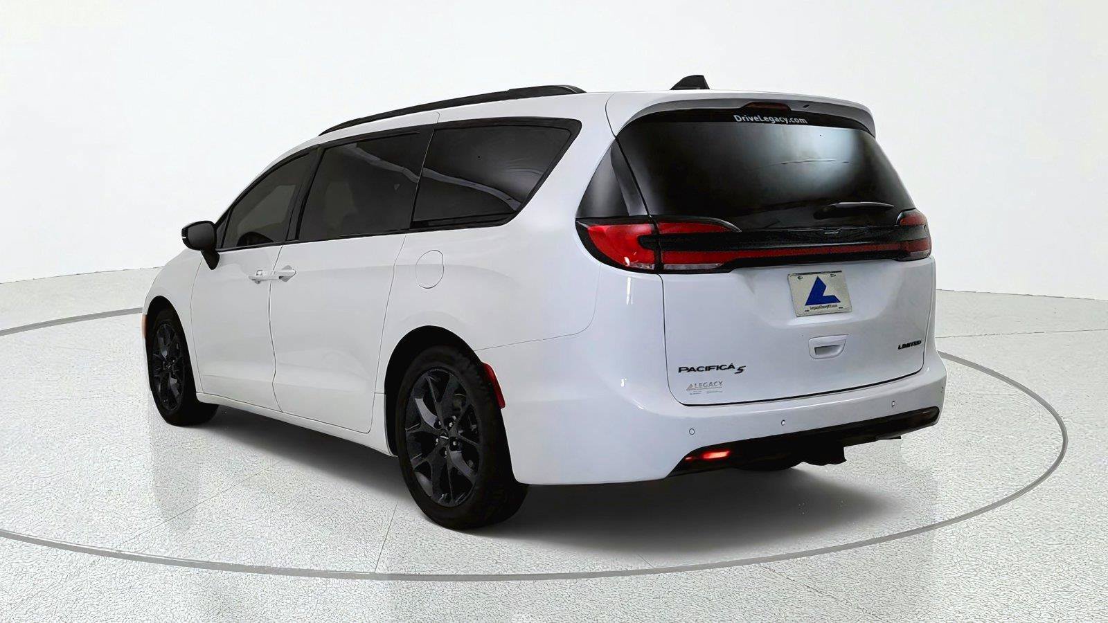 Used 2024 Chrysler Pacifica Limited w/ S Appearance Package FWD image 5