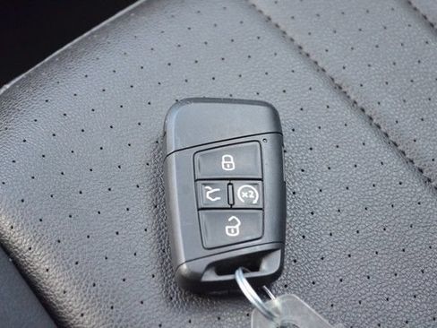 Used 2024 Volkswagen Tiguan SE AWD/4WD image 27