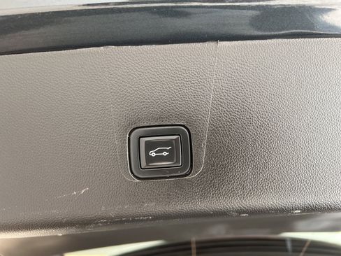 Used 2021 Chevrolet Traverse LT image 37