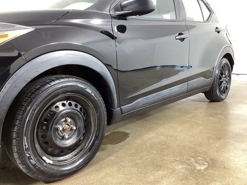 Used 2018 Nissan Kicks SV FWD image 2