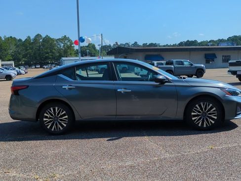 Used 2024 Nissan Altima 2.5 SV FWD image 4