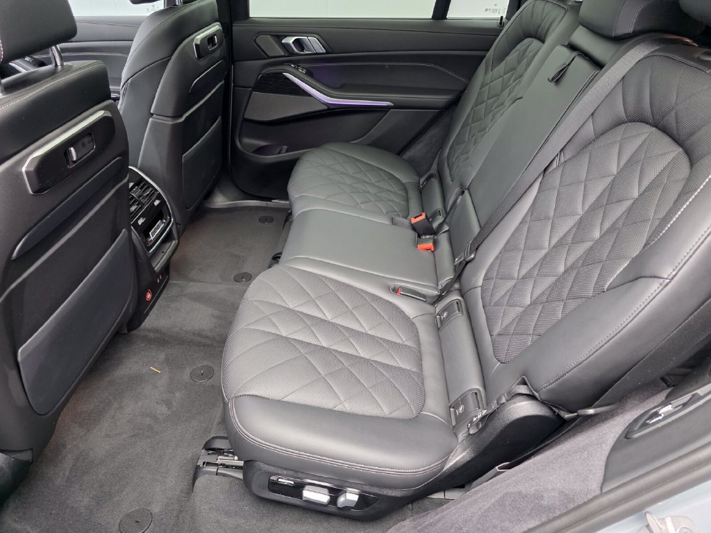 Used 2025 BMW X7 xDrive40i w/ M Sport Package AWD/4WD image 14