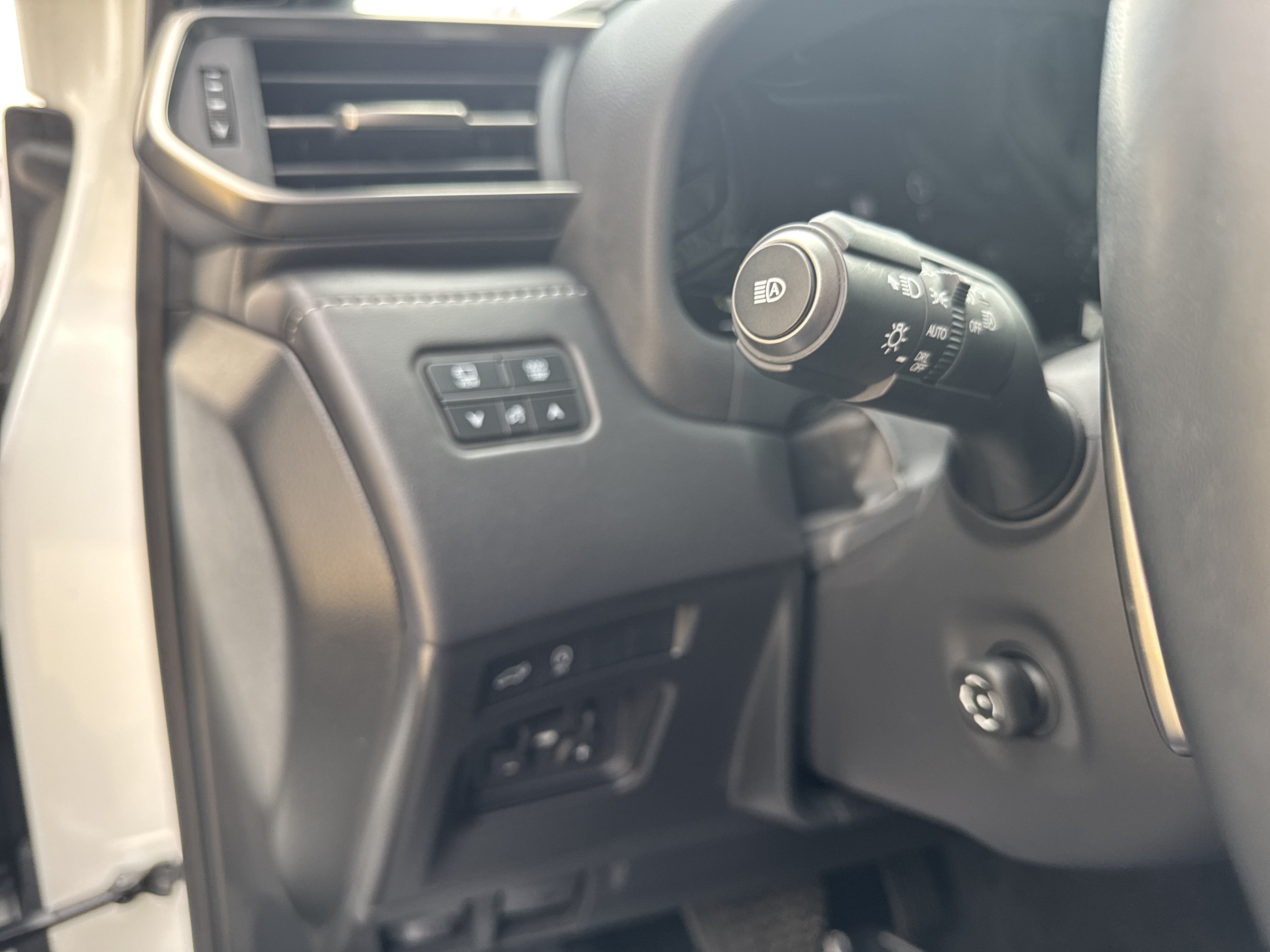 Used 2025 Lexus LX 600 4WD w/ Luxury Package image 20
