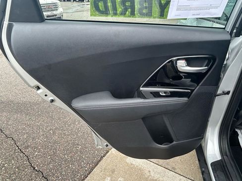 Used 2020 Kia Niro LXS FWD image 13