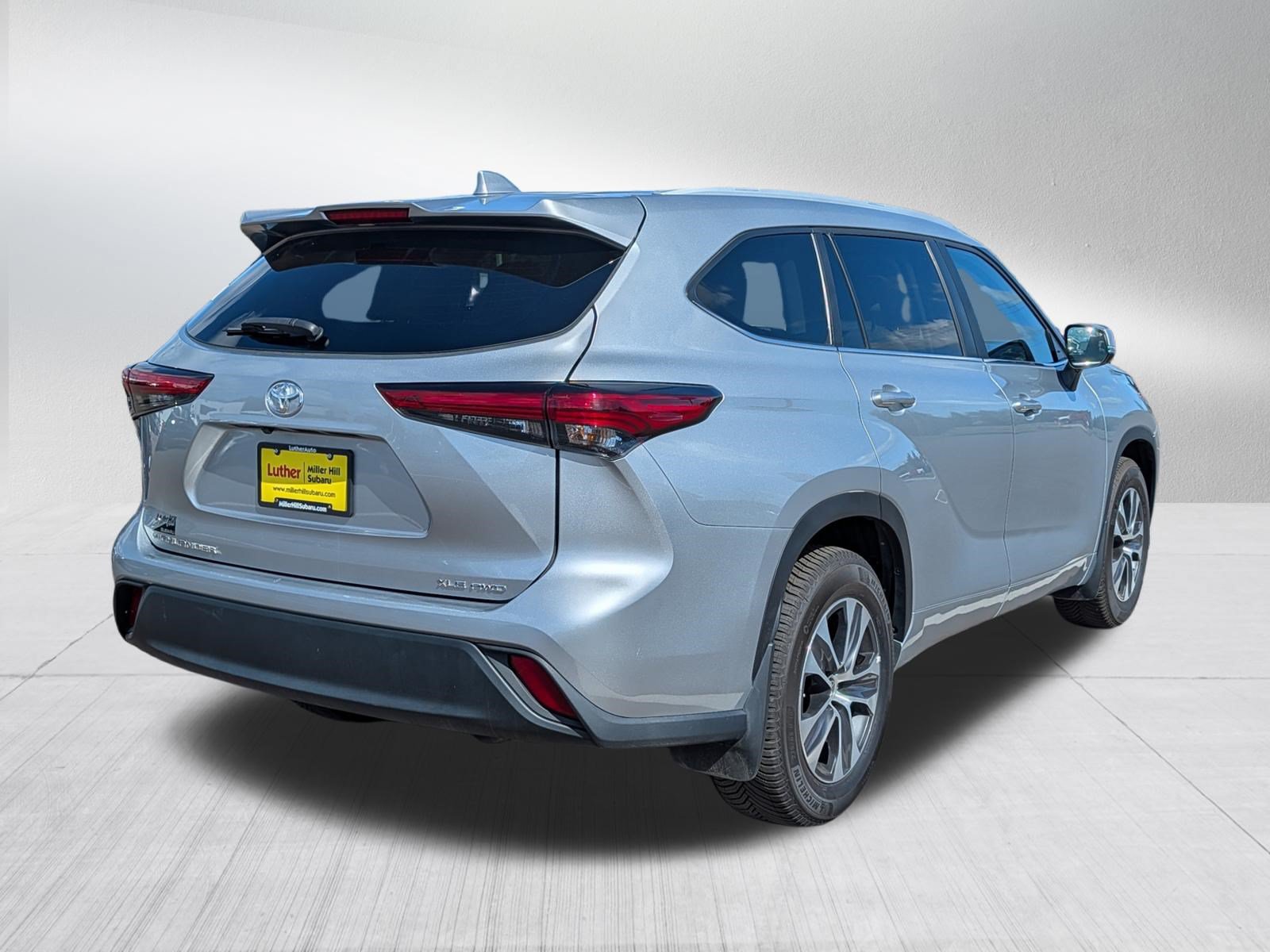 Used 2023 Toyota Highlander XLE AWD/4WD image 7