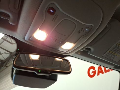 Used 2022 Jeep Renegade Latitude w/ Convenience Group image 28