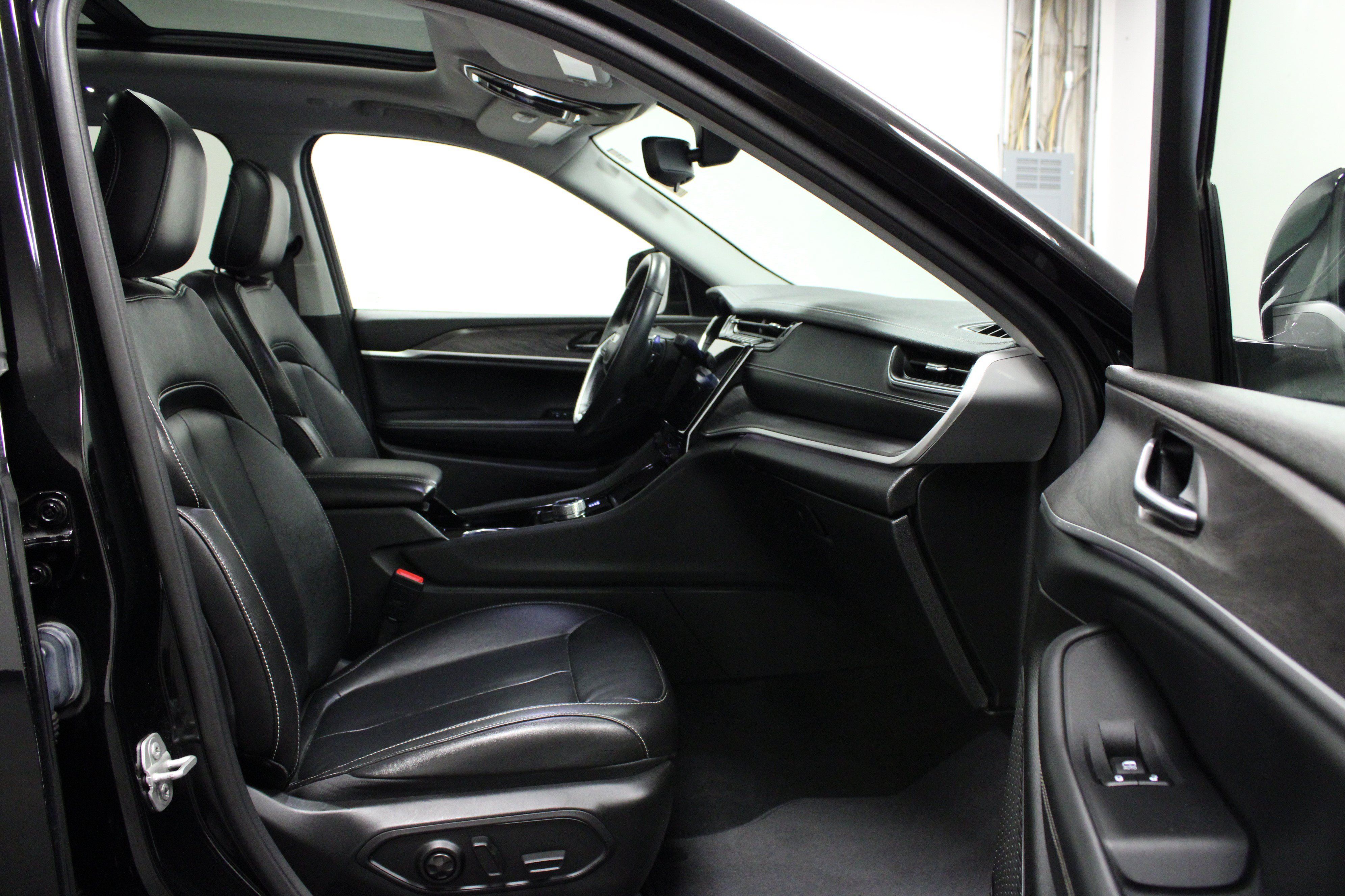 Used 2022 Jeep Grand Cherokee L Limited AWD/4WD image 17