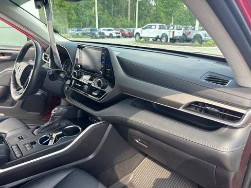 Used 2022 Toyota Highlander XLE FWD image 36