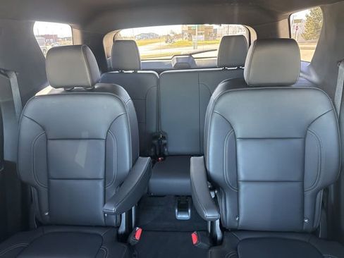 Used 2023 Chevrolet Traverse LT FWD image 21
