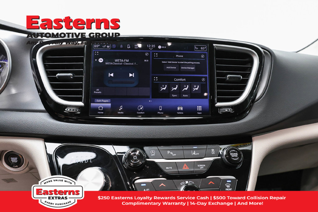 Used 2024 Chrysler Pacifica Touring-L FWD image 13