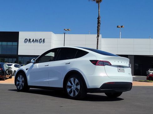 Used 2024 Tesla Model Y Long Range AWD/4WD image 2