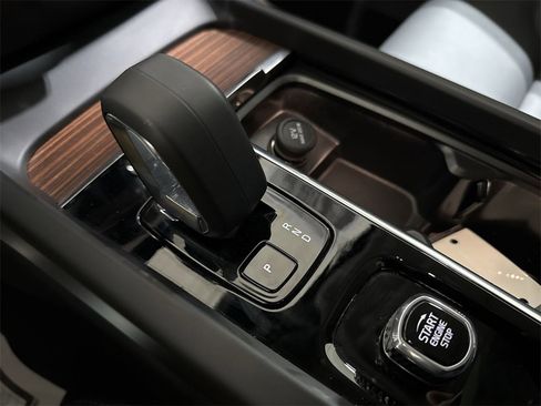 Used 2025 Volvo V60 B5 Cross Country Plus image 16